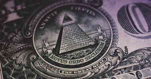 人工智能机器人和人谈恋爱