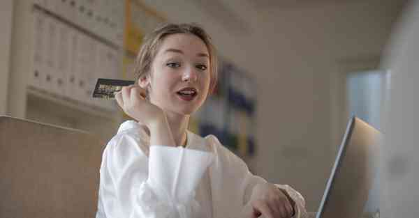 AI绘画屏幕前有圈（AI绘画前面有人排队）